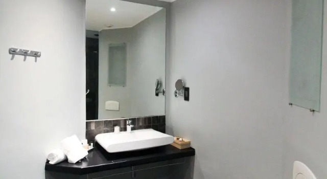 Номер Superior с балконом Radisson Hotel Tamboho Waterfront Antananarivo