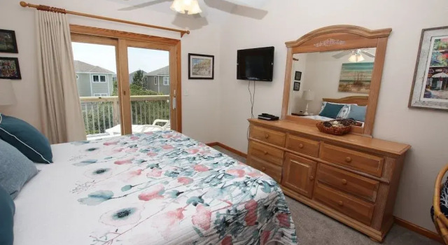 The Green Wave - 7 Br home by RedAwning