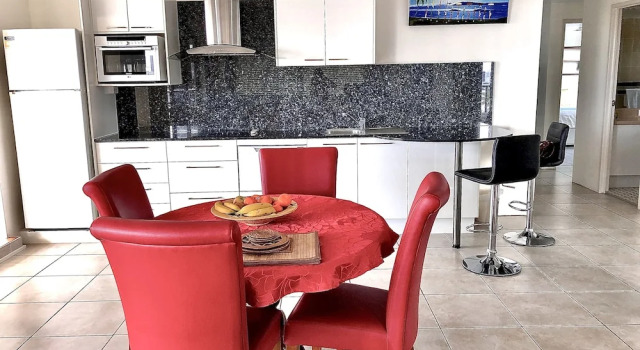 Апартаменты Cairns Apartment Esplanade Ocean Views