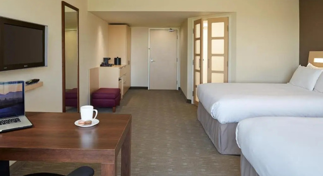 Четырёхместный номер Executive Novotel Montréal Aéroport