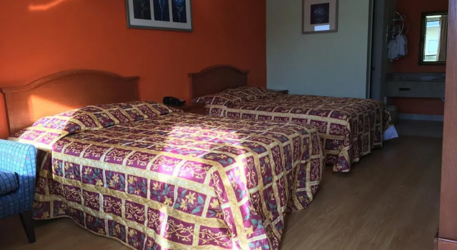 Четырёхместный номер Economy Great Western Inn Pasadena