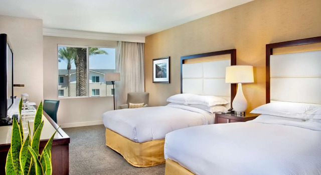 Четырёхместный номер Standard с видом на бассейн Cape Rey Carlsbad Beach, a Hilton Resort & Spa