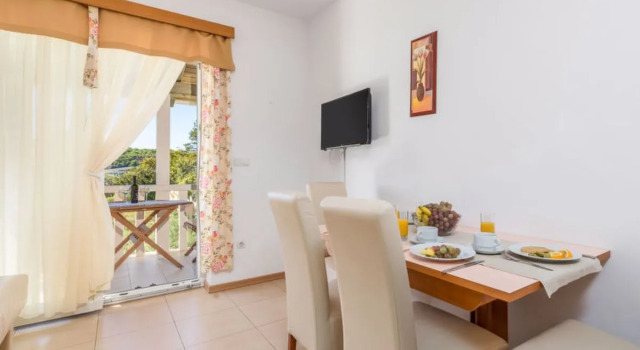 Apartment Pavica 2 Spiez, Varaa Huoneisto Hotellit Kvarner Islands uima-altaalla, Uima-allas