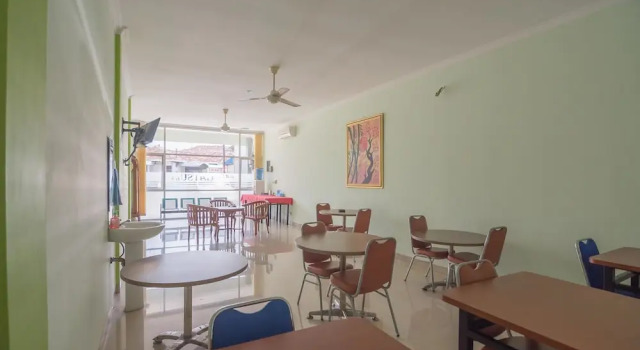 Двухместный номер Standard RedDoorz at Hotel Griya Gatsu Lampung