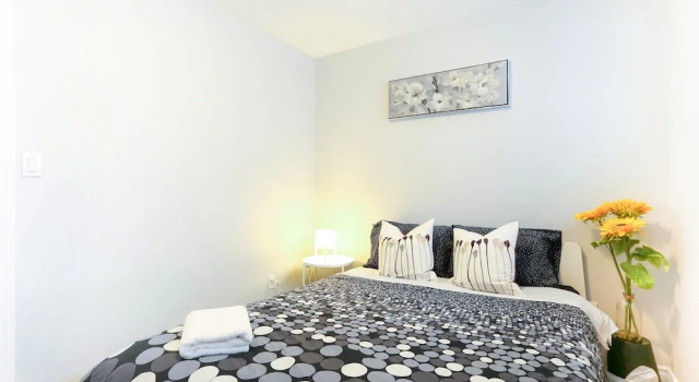 Коттедж Family Home-Metrotown by Elevate Rooms