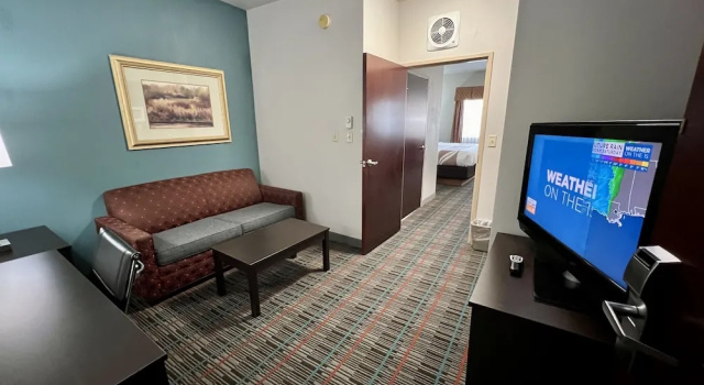 Люкс Business Quality Inn & Suites Near University