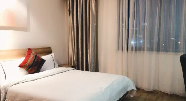Люкс Business Yiju Hotel (Shanghai Caohejing Development Zone Subway Station Branch)