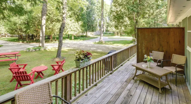Коттедж с балконом Pine Cottage Duplex w/ Deck: Walk to State Park
