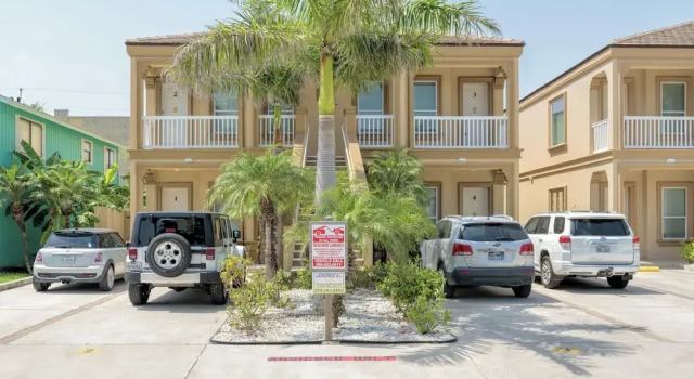 Condo in Quiet 4plex Close to Beach & Pool!