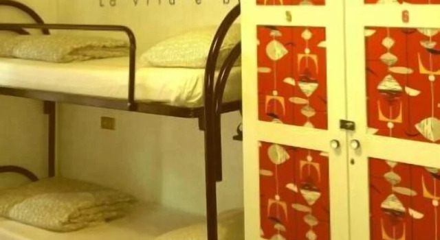 Кровать в общем номере с балконом Hostel Lumiere