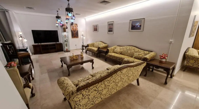 Stunning 3bhk service apartment