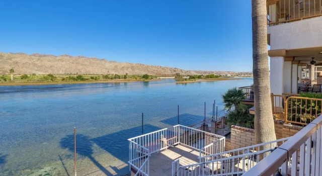 Riverfront Bullhead City House w/ Balcony!, Забронировать Дом для отпуска Виллы Буллхед-Сити, Вилла