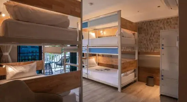 Кровать в общем номере с видом на бассейн Amalthea Hotel
