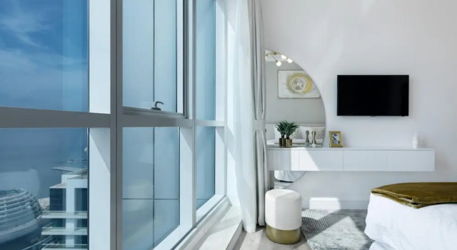 High-floor Trendy Apt w Marina Palm Ocean Vws, Забронировать Отель Дубай Эмират Дубай, рядом с Остановка трамвая Marina Towers