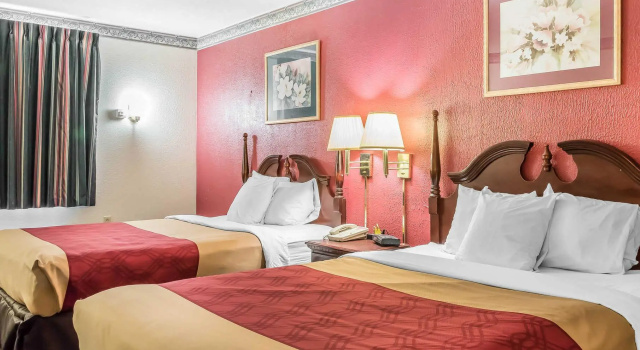 Четырёхместный номер Standard Econo Lodge Airport
