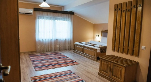 Rai Romanesc, Book Hotel  