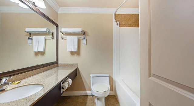 Четырёхместный номер Standard Best Western PLUS Mirage Hotel and Resort
