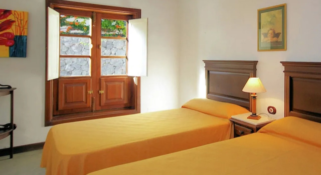 Detached Villa With Communal Swimming Pool Located in the North of Lanzarote, Забронировать Вилла Отели Ланцароте 3 звезды, 3*