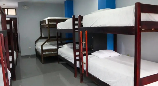 Кровать в общем номере Hotel Sol y Playa Montañita