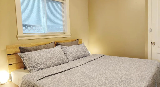 Люкс Entire 1BR Suite w King Bed, Private Entrance, Ground Level