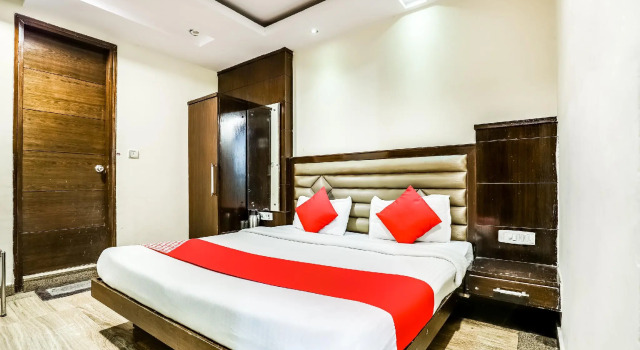 OYO 13252 Hotel Chander Palace
