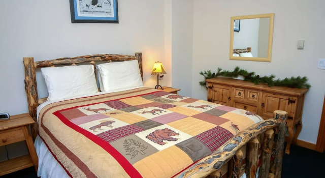 Timber Creek Chalets: 9, Забронировать Шале Отели Эстес-Парк с парковкой, Парковка