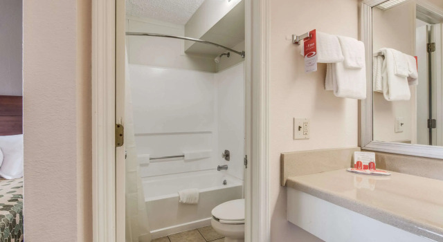 Четырёхместный номер Standard Econo Lodge Eden