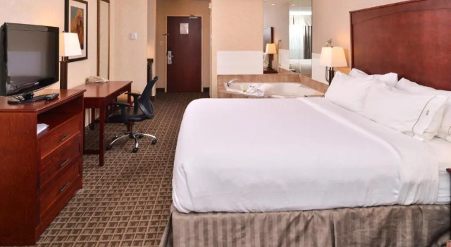 Люкс Deluxe Holiday Inn Express Edmonton North by IHG