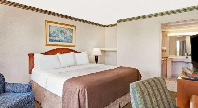 Четырёхместный номер Standard Crown Inn
