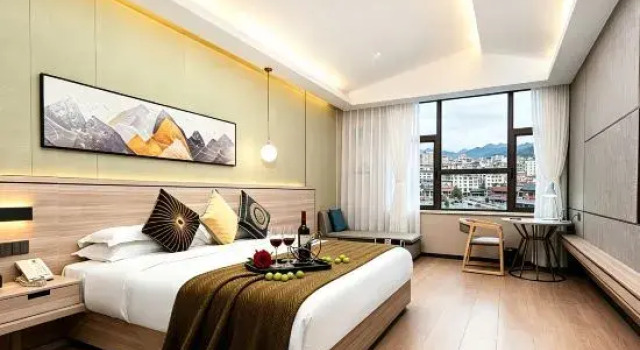 Люкс Business Moshang Yaju Lihua Hotel (Linzhou Bus Station Longhu Water System Park Branch)