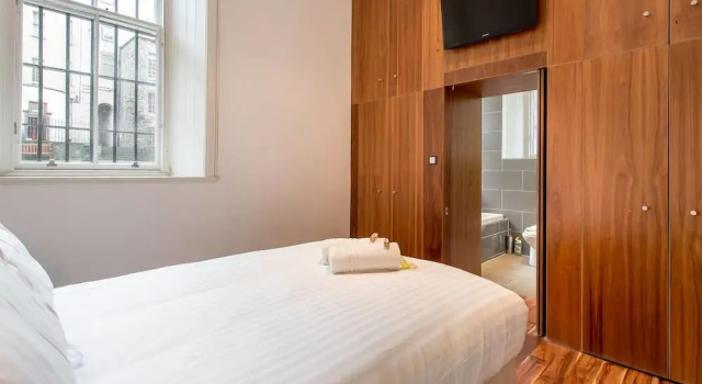 JOIVY Location, Location! North Bank Street Luxury Apt, Забронировать Отель Отели Эдинбурга 3 звезды, рядом с Church of St Andrew &amp; St George, 3*