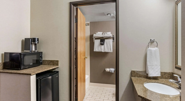 Четырёхместный номер Standard с видом на бассейн Best Western Plus Landmark Inn