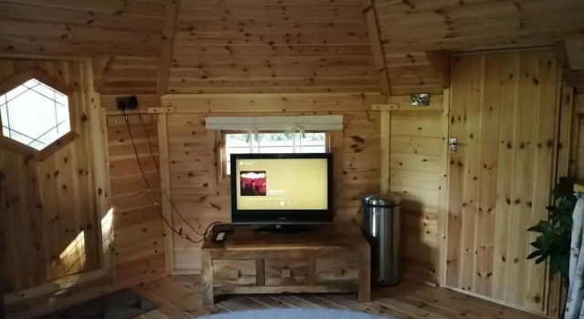 Charming 1-bed Cabin in Gaerwen, Book Feriehus Gaerwen Anglesey