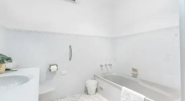 Inviting Rooms in Eastwood with Cafés, Shops & Station Nearby, 预订 酒店 悉尼 悉尼地区