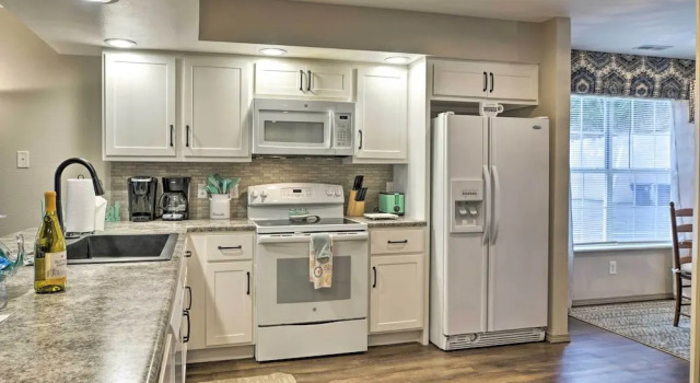 Lakefront Branson Condo w/ Porch & Dock Access, Забронировать Отель Отели Table Rock Lake с парковкой, Парковка
