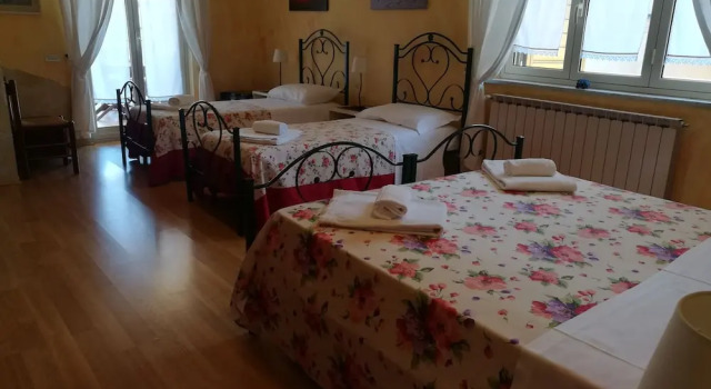 Четырёхместный номер Standard с балконом B&B Alfio Tomaselli
