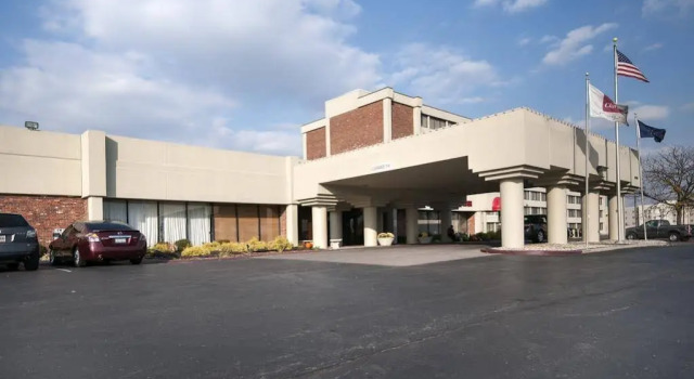 Ramada Indianapolis East, Забронировать Отель Warren Township Индианаполис