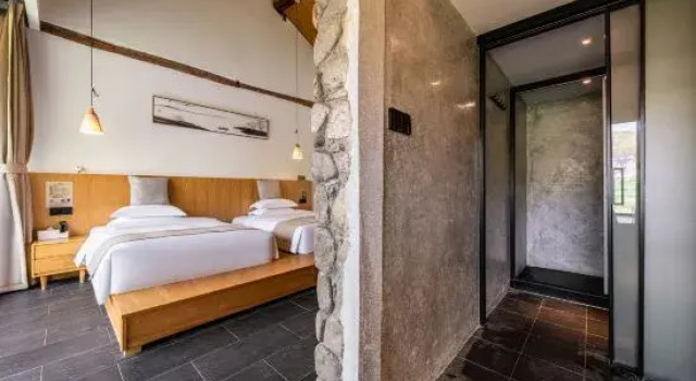 Кровать в общем номере с 4 комнатами с балконом HhanXia QianMo Homestay