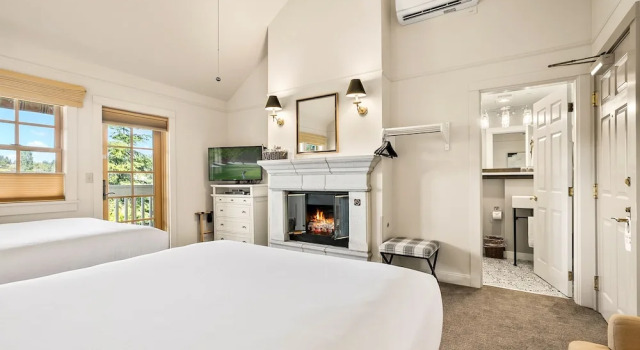 Четырёхместный номер Deluxe с балконом Saratoga Inn