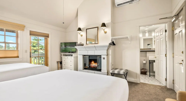 Четырёхместный номер Deluxe с балконом Saratoga Inn