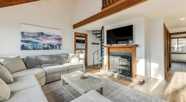 Walk to Ski Slopes: Wintergreen Resort Treehouse