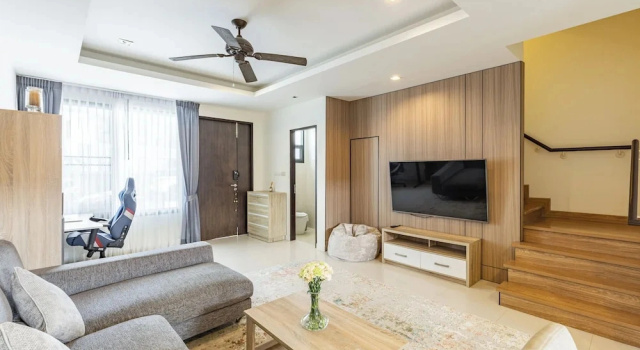 Awesome 3bd Townhouse with a patio