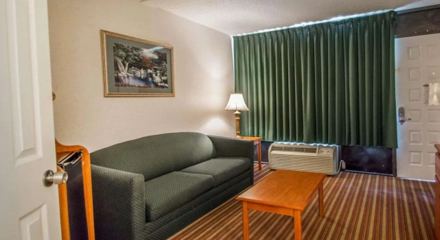 Люкс Quality Inn & Suites at Tropicana Field