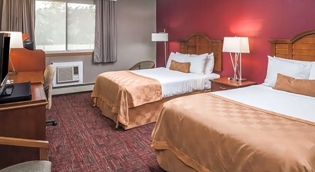 Четырёхместный номер Deluxe Ramada by Wyndham Grand Forks