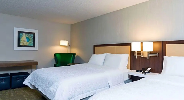 Четырёхместный люкс c 1 комнатой Hampton Inn & Suites East Lansing