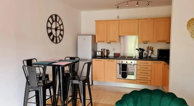 Апартаменты Emerald Blossom-Central Warrington, Luxurious Yet Homely, WiFi, Secure Parking