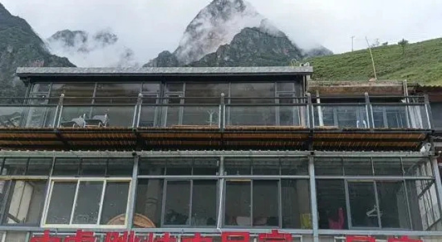 Middle Tiger Leaping Gorge Nongminjia Homestay, Prenota Hotel Lijiang Yunnan