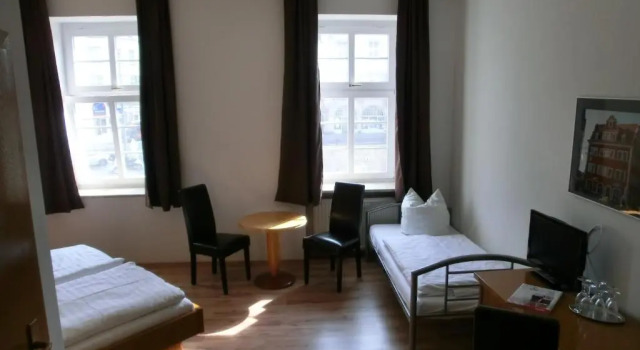 Трёхместный номер Standard Hotel Schweizer Hof