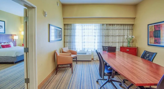 Люкс c 1 комнатой с балконом Courtyard by Marriott Fargo Moorhead, MN