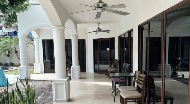 Вилла Blooming Hill Boutique Suites